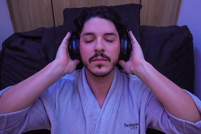 Homem no Sommos Spa, sessão de Frequência Binaural