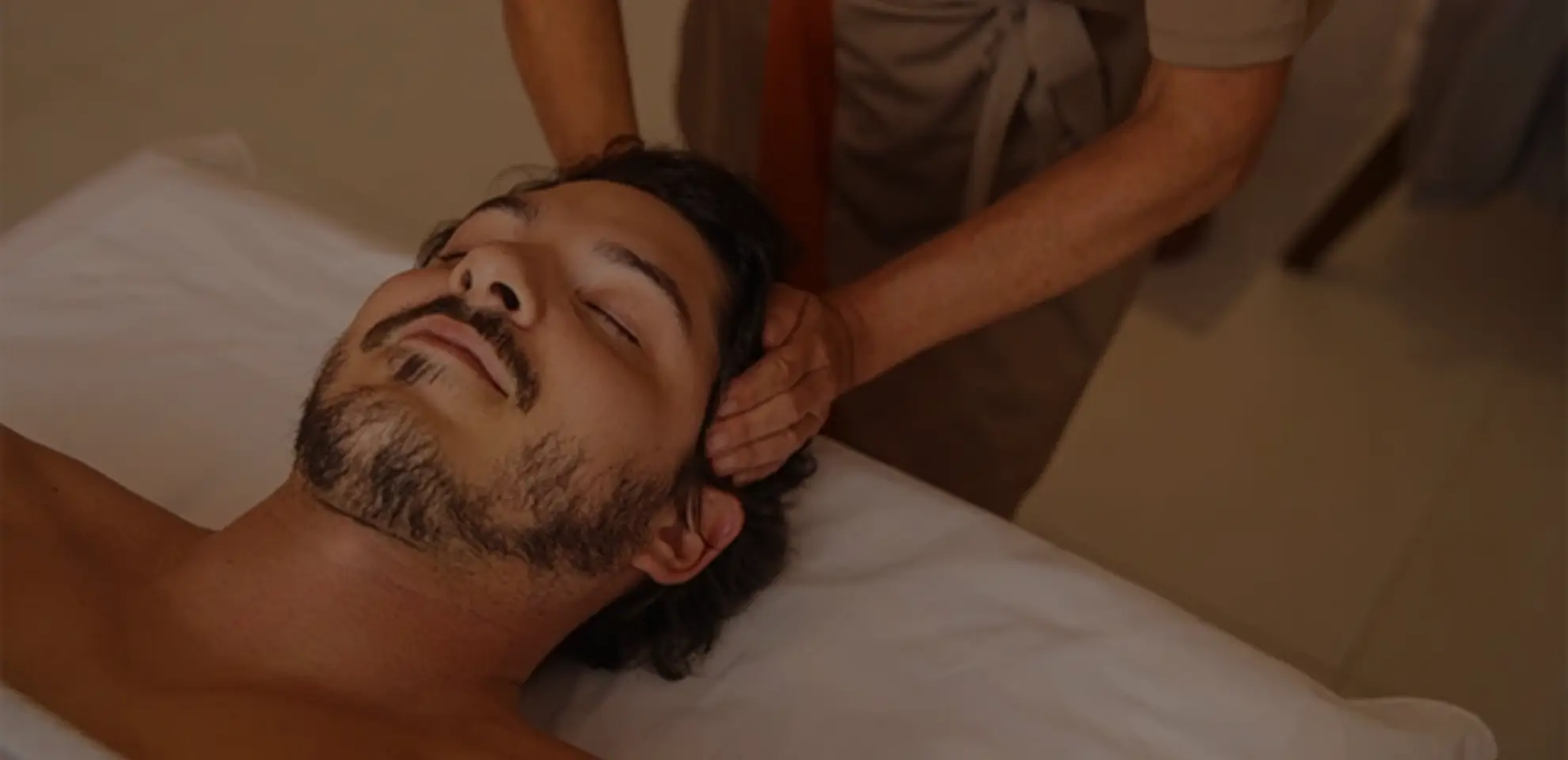 Homem em sessão de Massagem, no Sommos Spa
